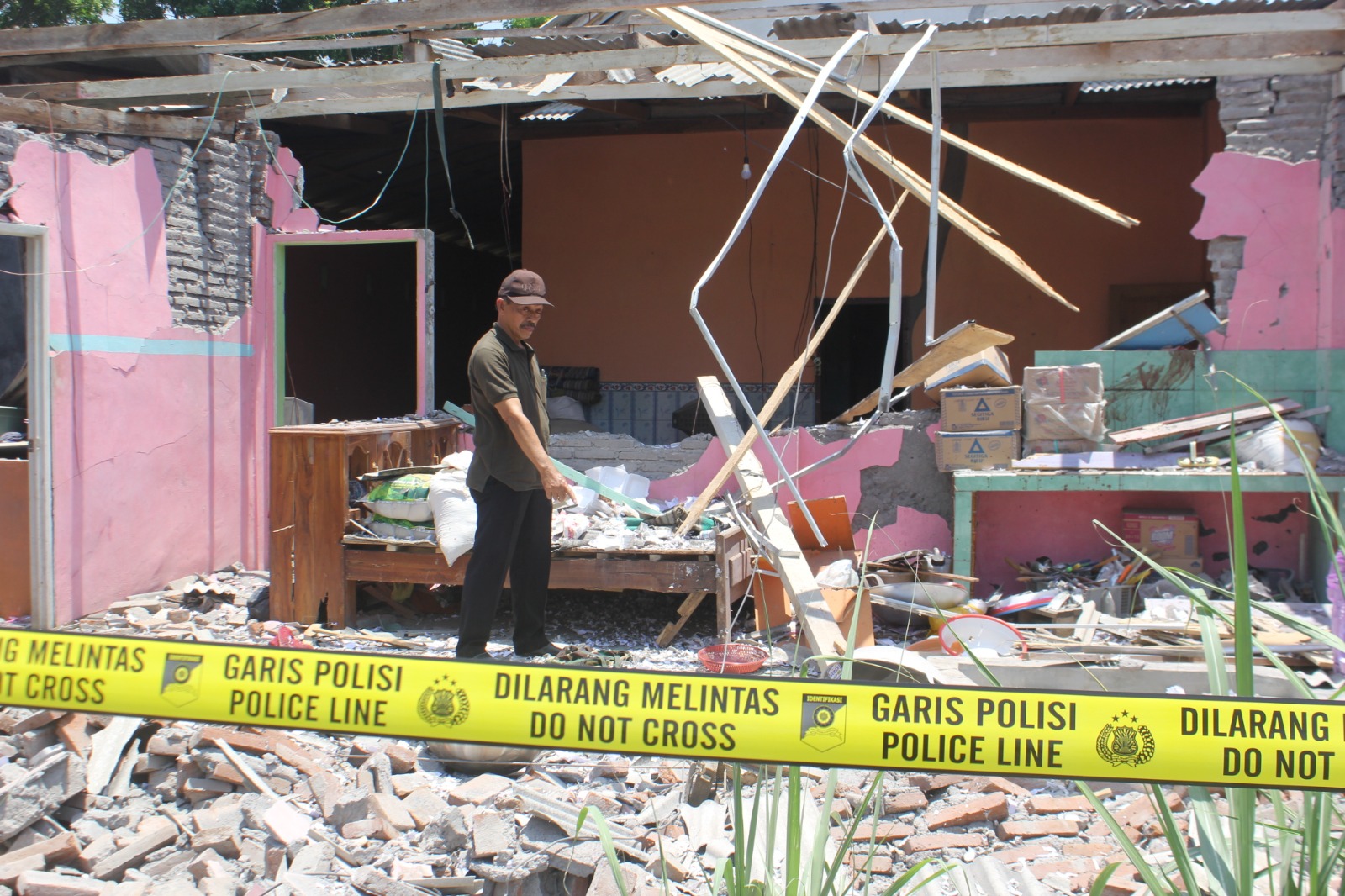 OLAH TKP: Penampakan rumah Sumah dari depan yang dipasang garis polisi setelah rusak karena ledakan. (POLSEK PADANG)