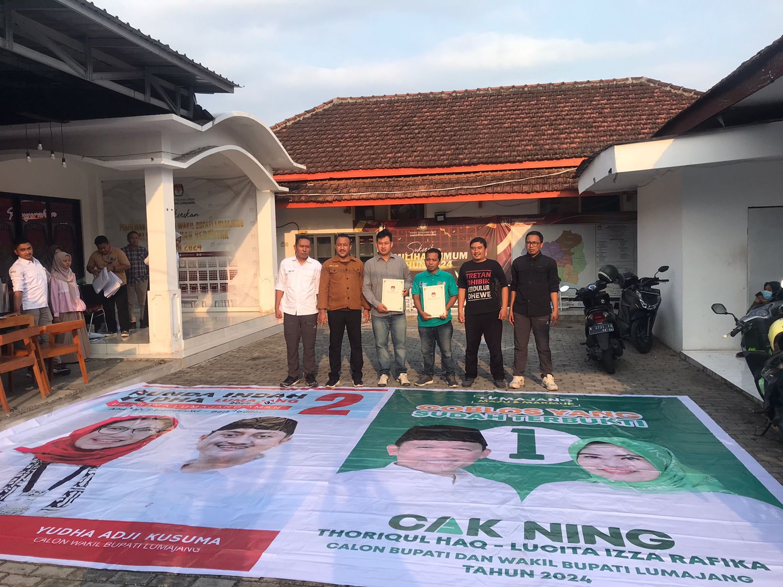 SERAHKAN: Penyerahan APK dan BK kepada narahubung masing-masing pasangan calon peserta Pilkada Lumajang, Sabtu (12/10). (ATIEQSON MAR IQBAL/RAME)