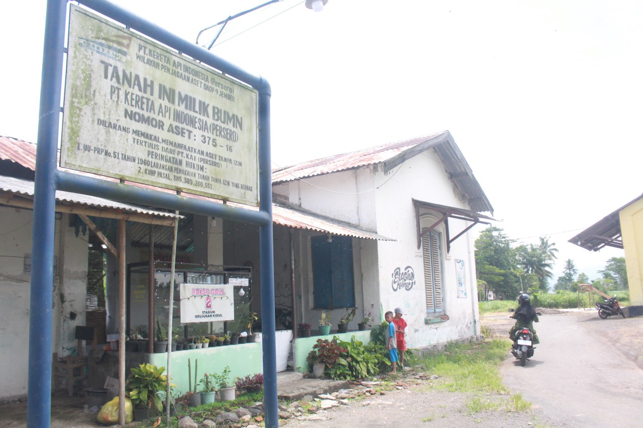 BERSEJARAH: Kondisi Stasiun Grujugan kini disewa warga setempat untuk dijadikan kafe. Stasiun tersebut sudah lama tak beroperasi.(HILMI BASKORO RADAR IJEN)