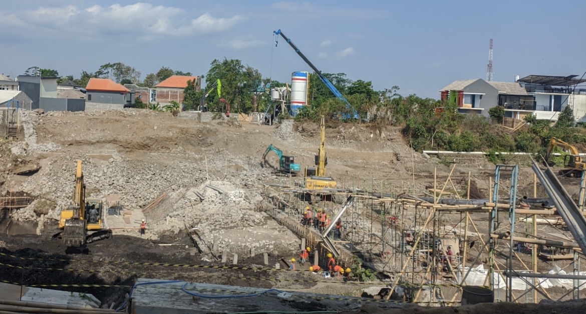 PROGRES: Foto udara yang memperlihatkan proses pembangunan dam Gambiran, Lumajang.(MUHAMMAD HASBI/RAME)