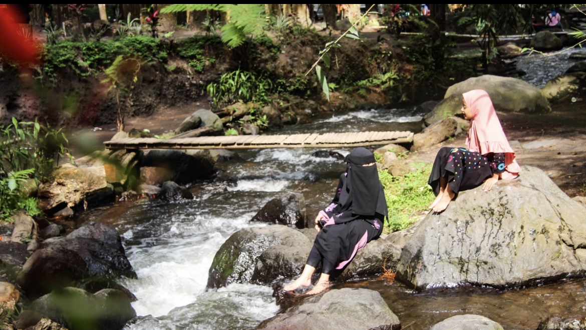 PESONA ALAM: Keindahan wisata Kalipinus Poncosumo dengan sajian sungai di tengah hutan pinus yang memikat banyak kalangan. (MUHAMMAD HASBI/RAME)