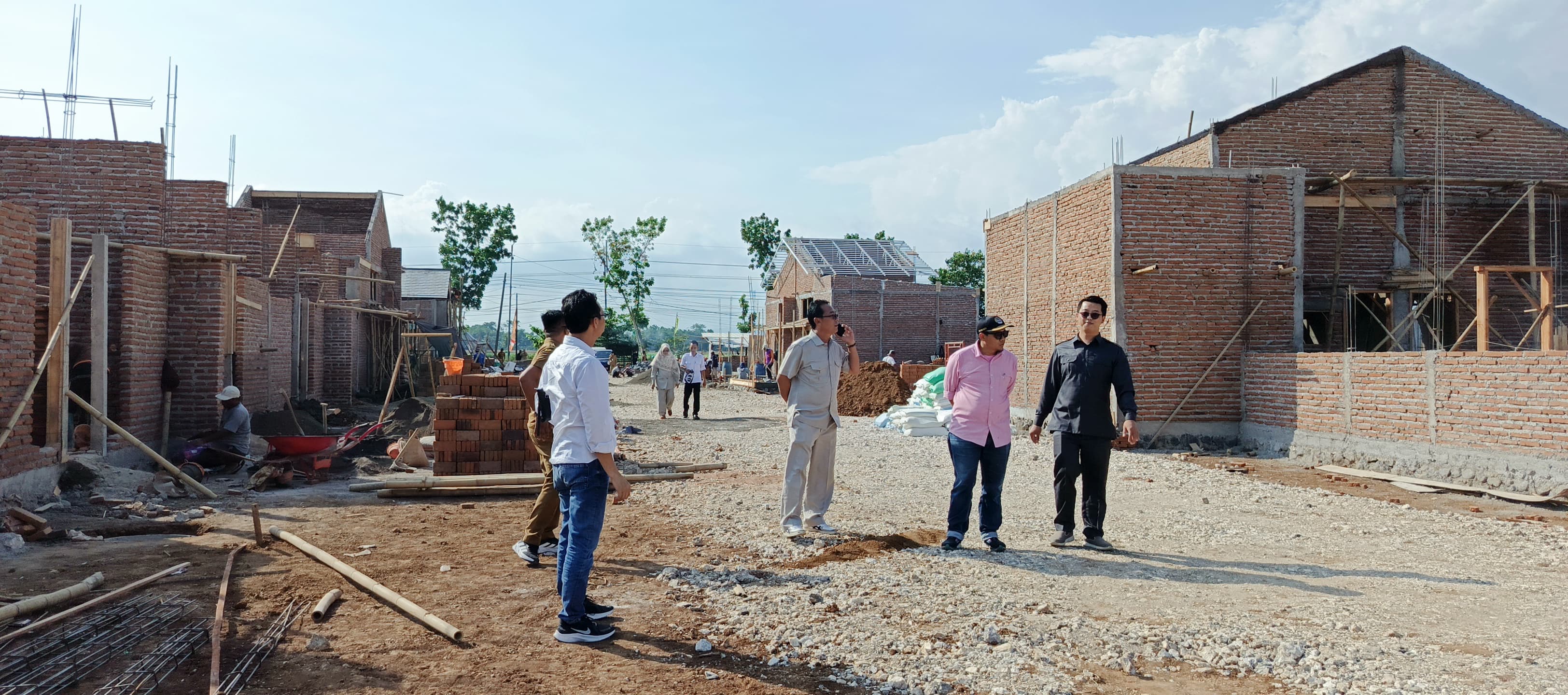INSPEKSI: Komisi C DPRD, bersama Dinas Lingkungan Hidup (DLH) Jember, saat inspeksi pembangunan perumahan yang ditengarai belum mengantongi izin satupun, alias bodong, di Jalan Raya Rambipuji - Puger,