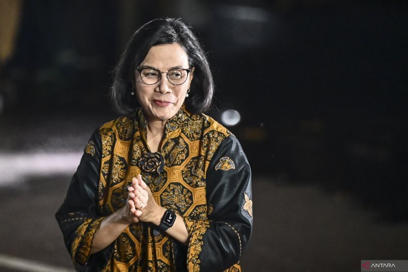 Foto: Sri Mulyani saat memenuhi panggilan Prabowo Subianto, di Jalan Kartanegara, Jakarta Selatan, Senin (14/10/2024) (Sumber: ANTARA)