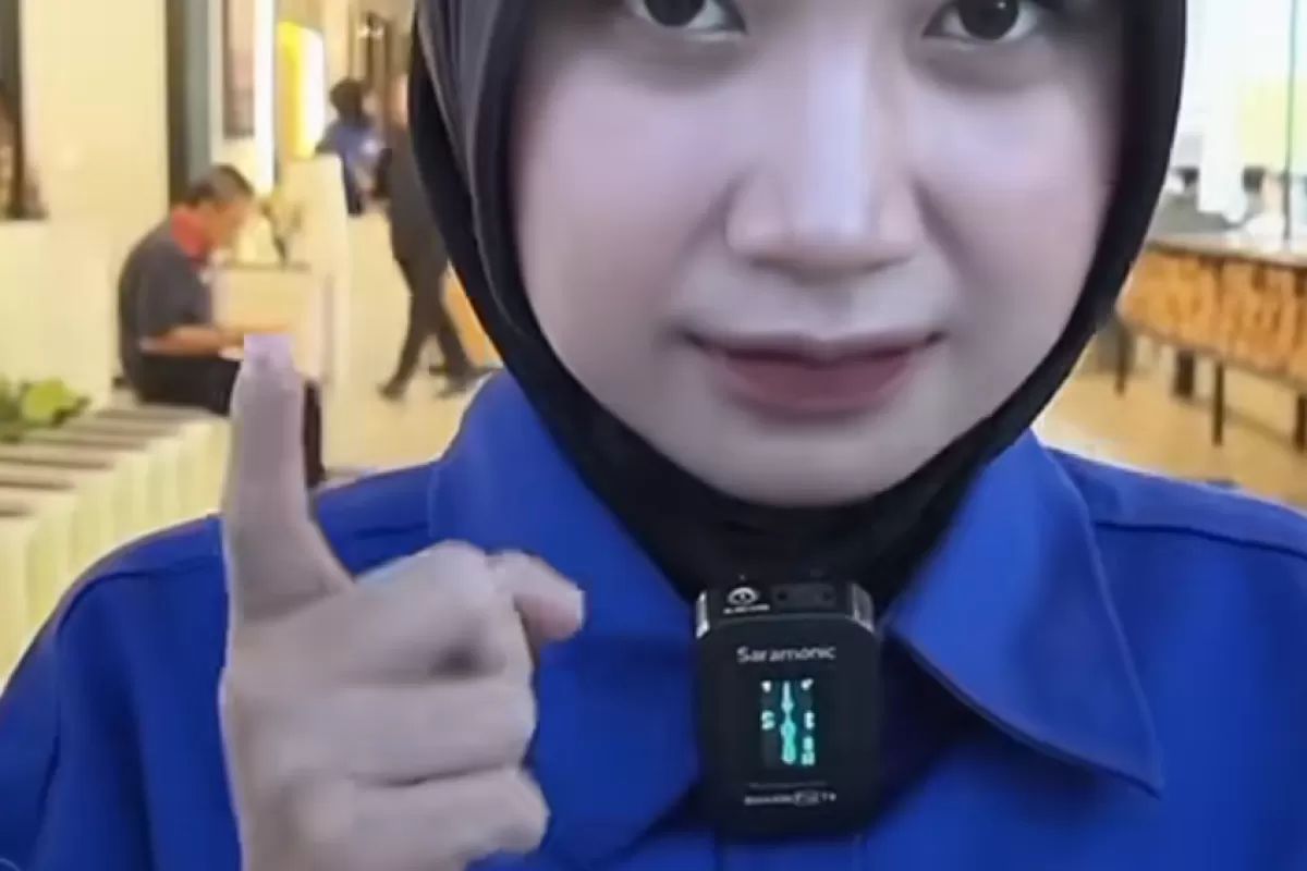 Foto: Zahra saat mengenakan baju biru Seafood Bakaran.  Sumber: Radar Lawu