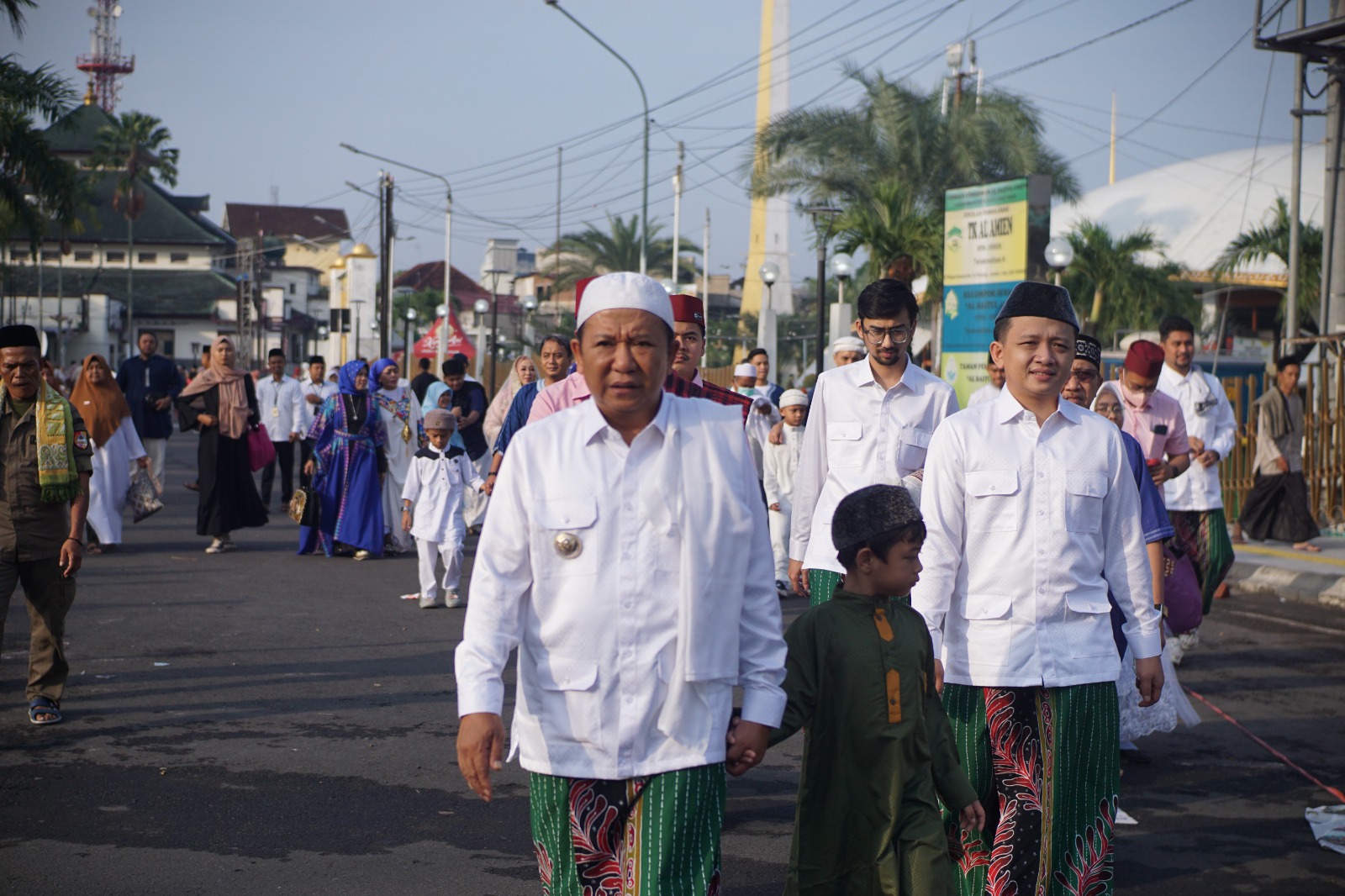 KLIR: Cabup Hendy Siswanto dalam salah satu giat ibadah, beberapa waktu lalu. Kemarin, aktivitas salat Subuh yang diduga melanggar aturan pilkada dinyatakan bukan merupakan pelanggaran pilkada.