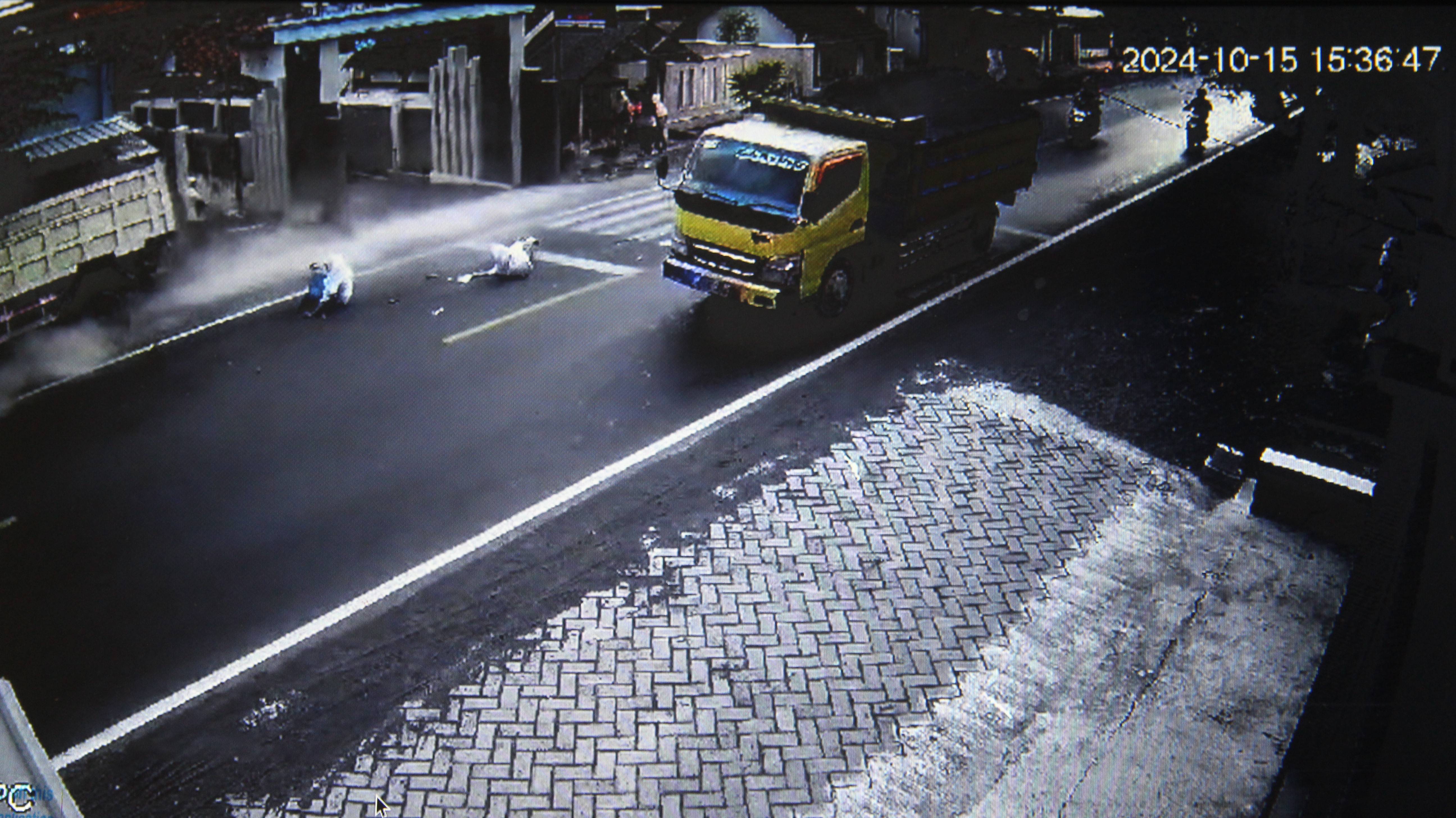 TERPANTAU: Tangkapan gambar rekaman CCTV yang memperlihatkan pelajar di pasirian tersambar truk pasir. (MUHAMMAD HASBI/RAME)