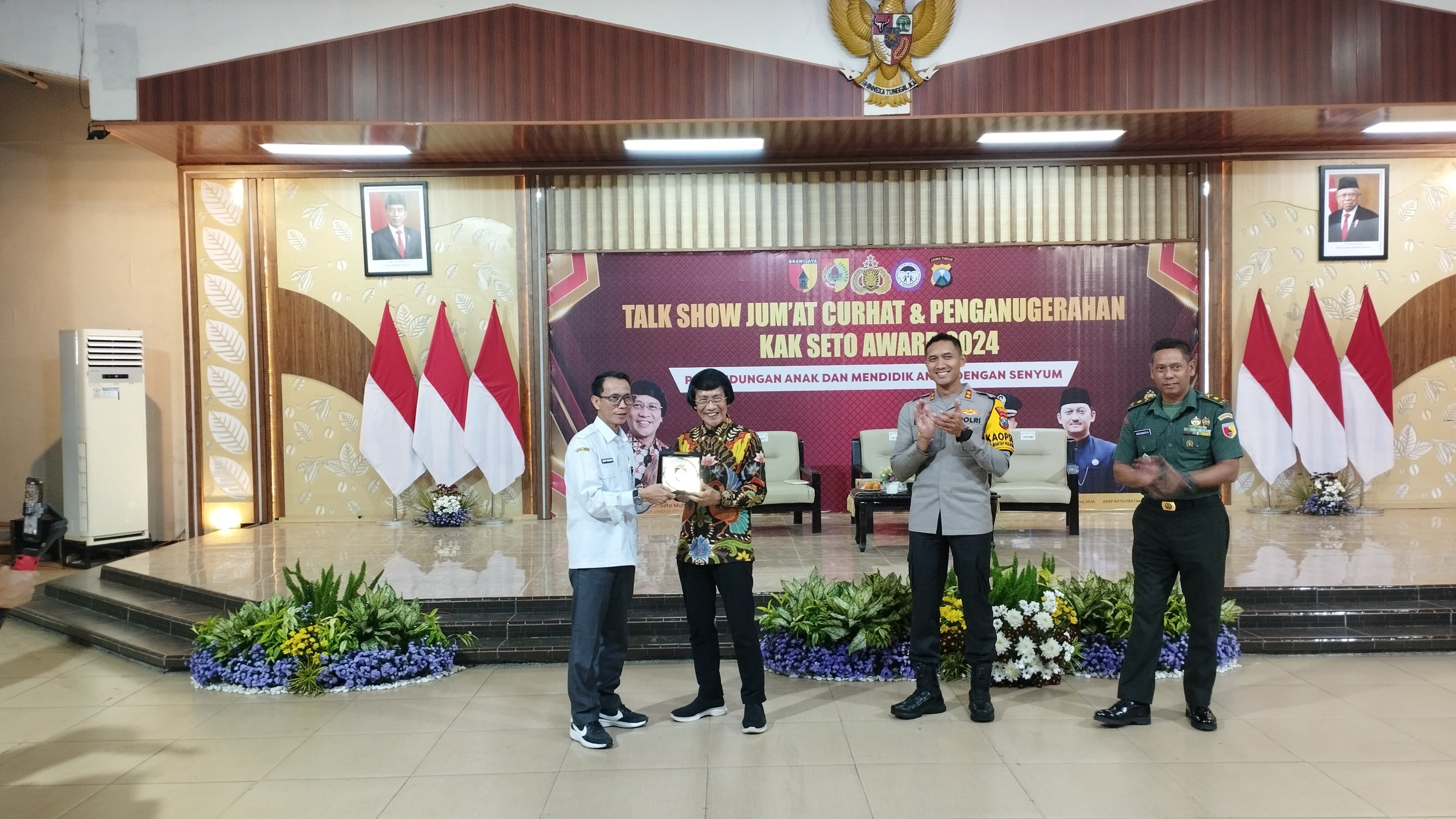 SUKSES: Ketum LPAI Seto Mulyadi atau Kak Seto memberikan piagam penghargaan sebagai pelopor dan pelaksana pembentukan KLA di Jember kepada Pjs Bupati Jember Imam Hidayat yang diwakili Sekda Jember