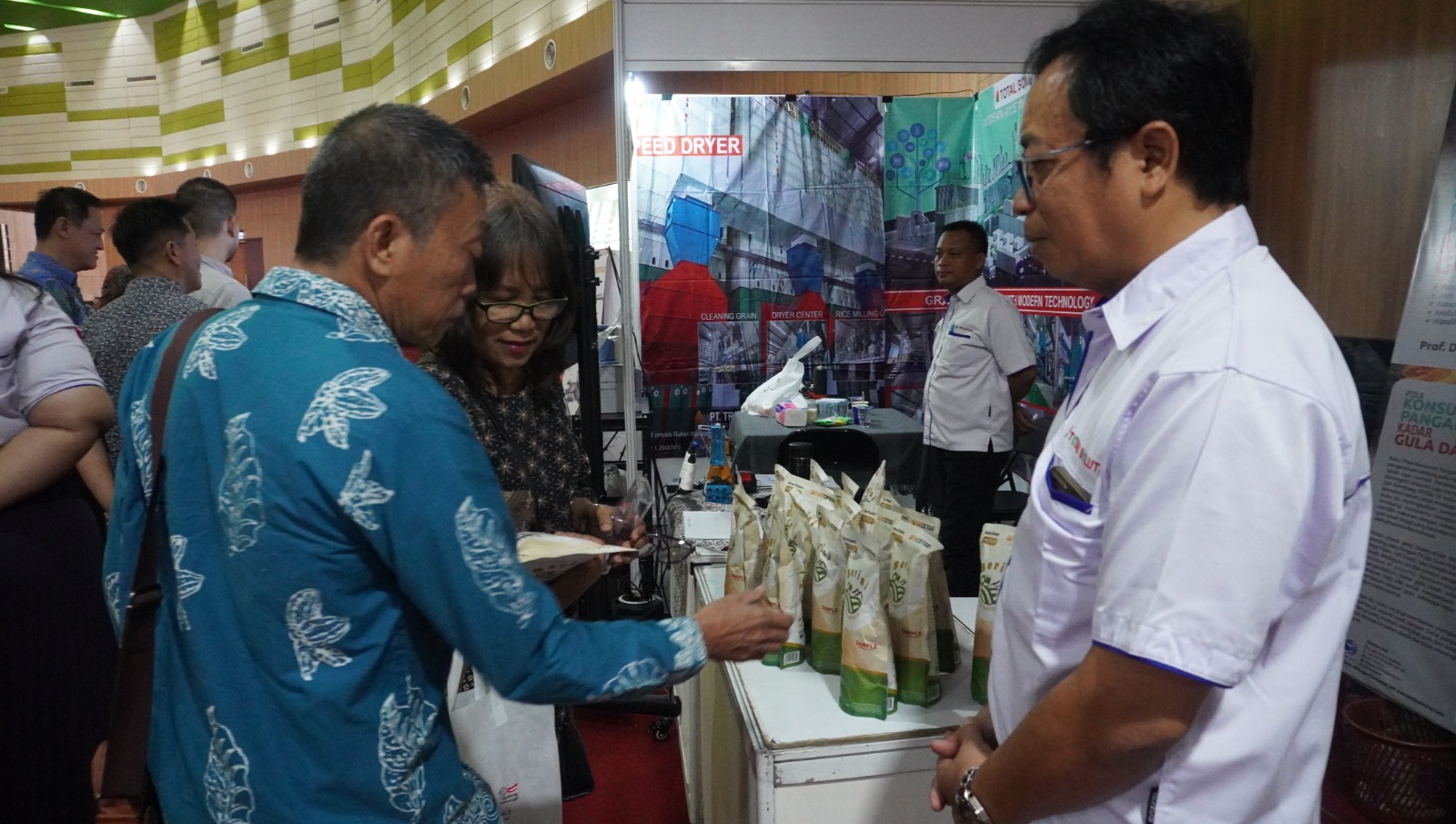 DEMI BANGSA: Kauje memamerkan inovasi pangan fortifikasi di Unej, Kemarin (16/10).(YULIO FA/RADAR JEMBER)