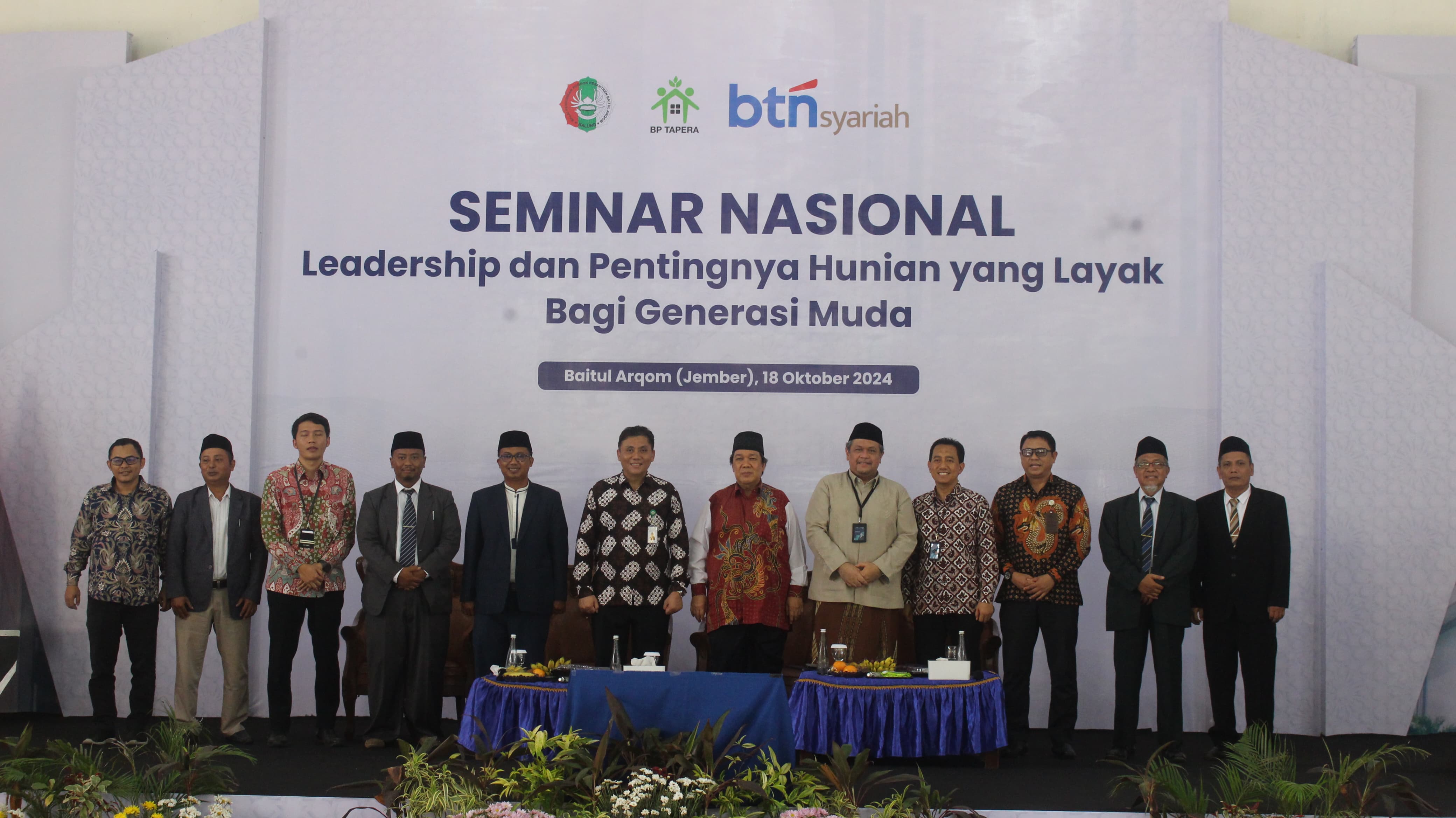 HANGAT: BTN Syariah bersama BP Tapera, santri, dan pimpinan pengasuh Ponpes Baitul Arqom berfoto bersama setelah menyalurkan bantuan dan seminar literasi leadership dan hunian layak, Jumat (18/10).