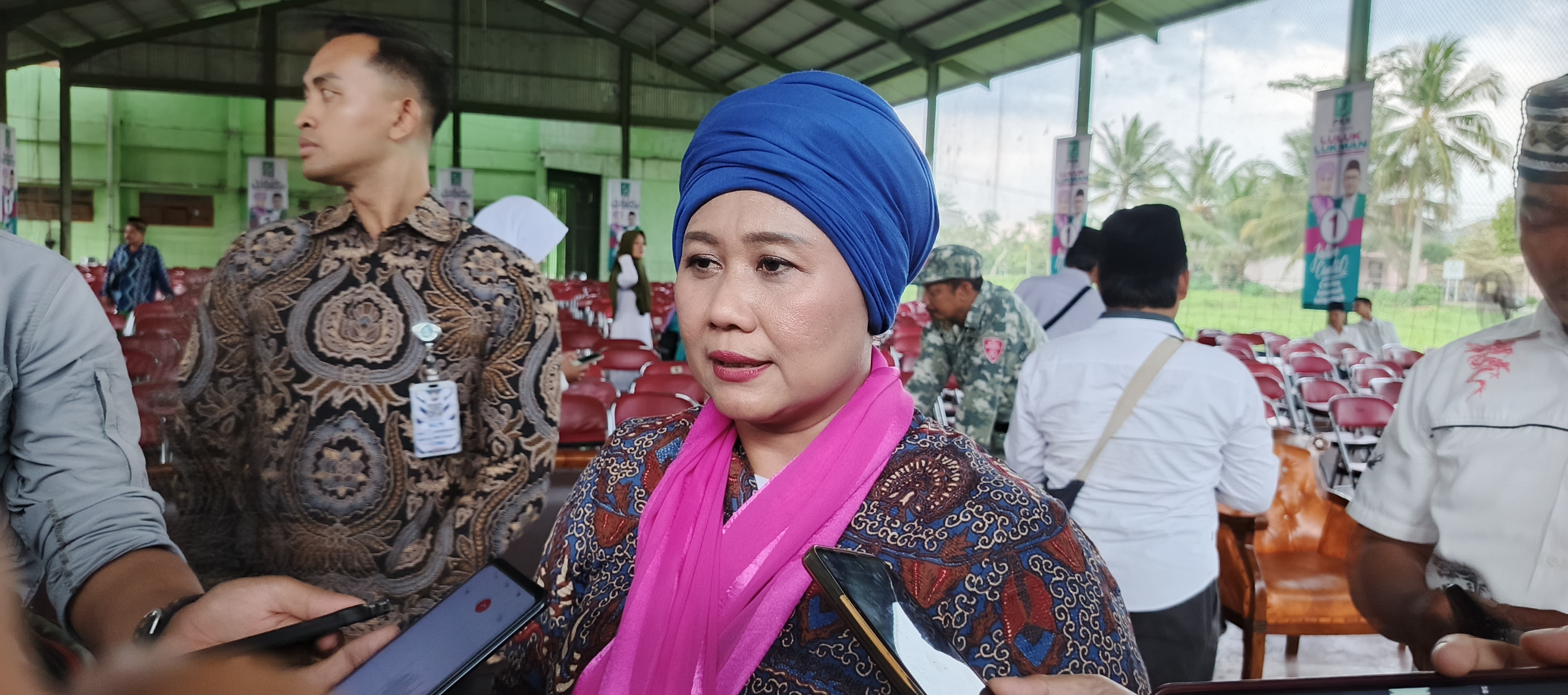 SAMPAIKAN TUJUAN: Cagub Jatim, Luluk Nur Hamidah, seusai bertemu dengan para pendukungnya di Pondok Pesantren Nuris Antirogo Jember, Minggu petang (20/10).(MAULANA/RADAR JEMBER)