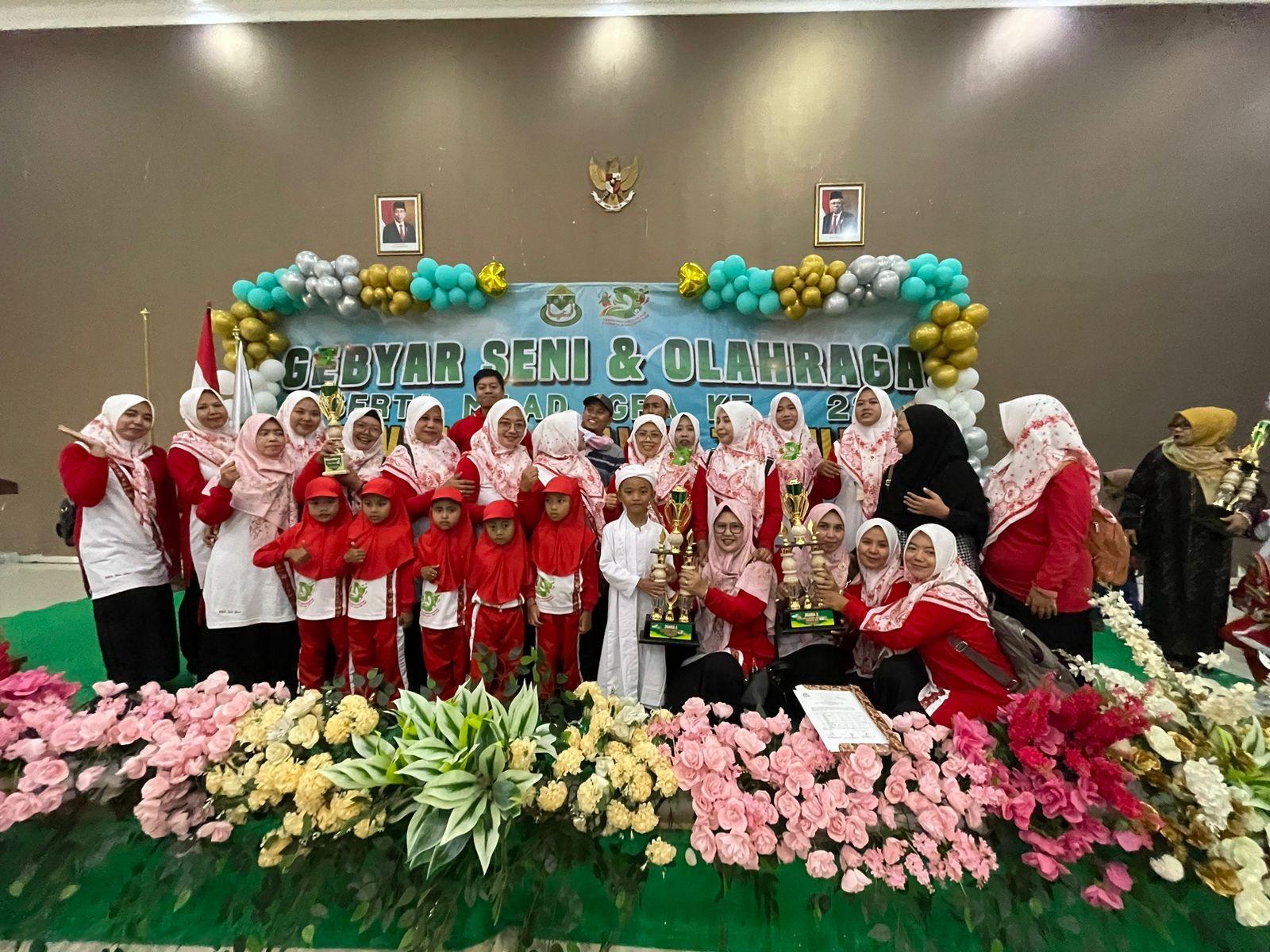 Kontingen IGRA Jember mengabadikan momen bersama, setelah mendapat banyak prestasi dalam Gebyar Seni dan Olahraga IGRA Jatim.