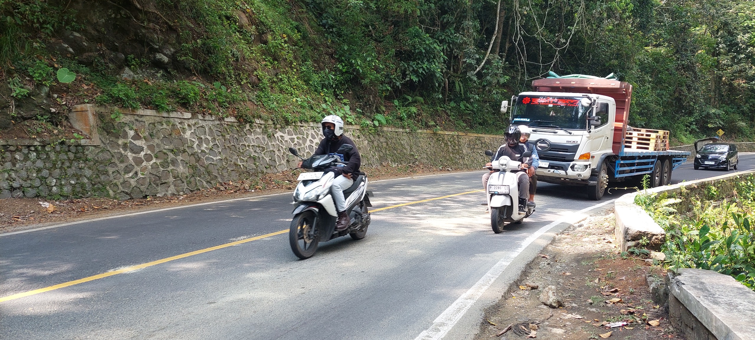 SEMPAT AMBROL: Bekas batu yang ada ditebing jalur gumitir, Desa Sidomulyo, Kecamatan Silo sempat ambrol saat terjadi hujan pada Jumat (18/10) malam.(JUMAI/RADA JEMBER)
