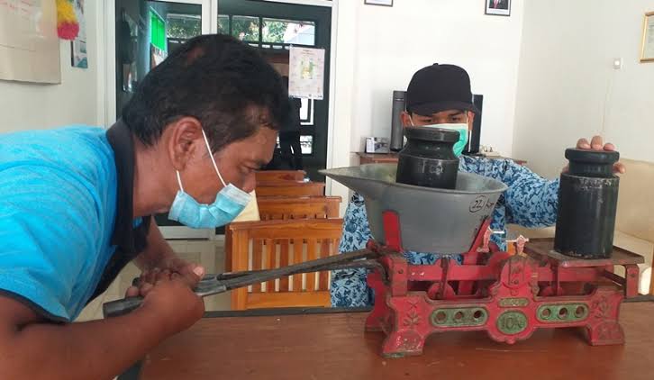 UKUR: Sejumlah petugas saat melakukan tera ulang ke sejumlah pedagang, kemarin. (ATIEQSON MAR IQBAL/RAME)