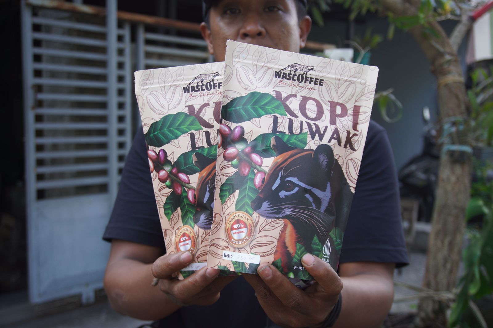 PRODUK LOKAL: Salah satu produk UMKM Lumajang kopi luwak lereng Gunung Semeru yang sudah tumbuh secara mandiri. (MUHAMMAD HASBI/RAME)