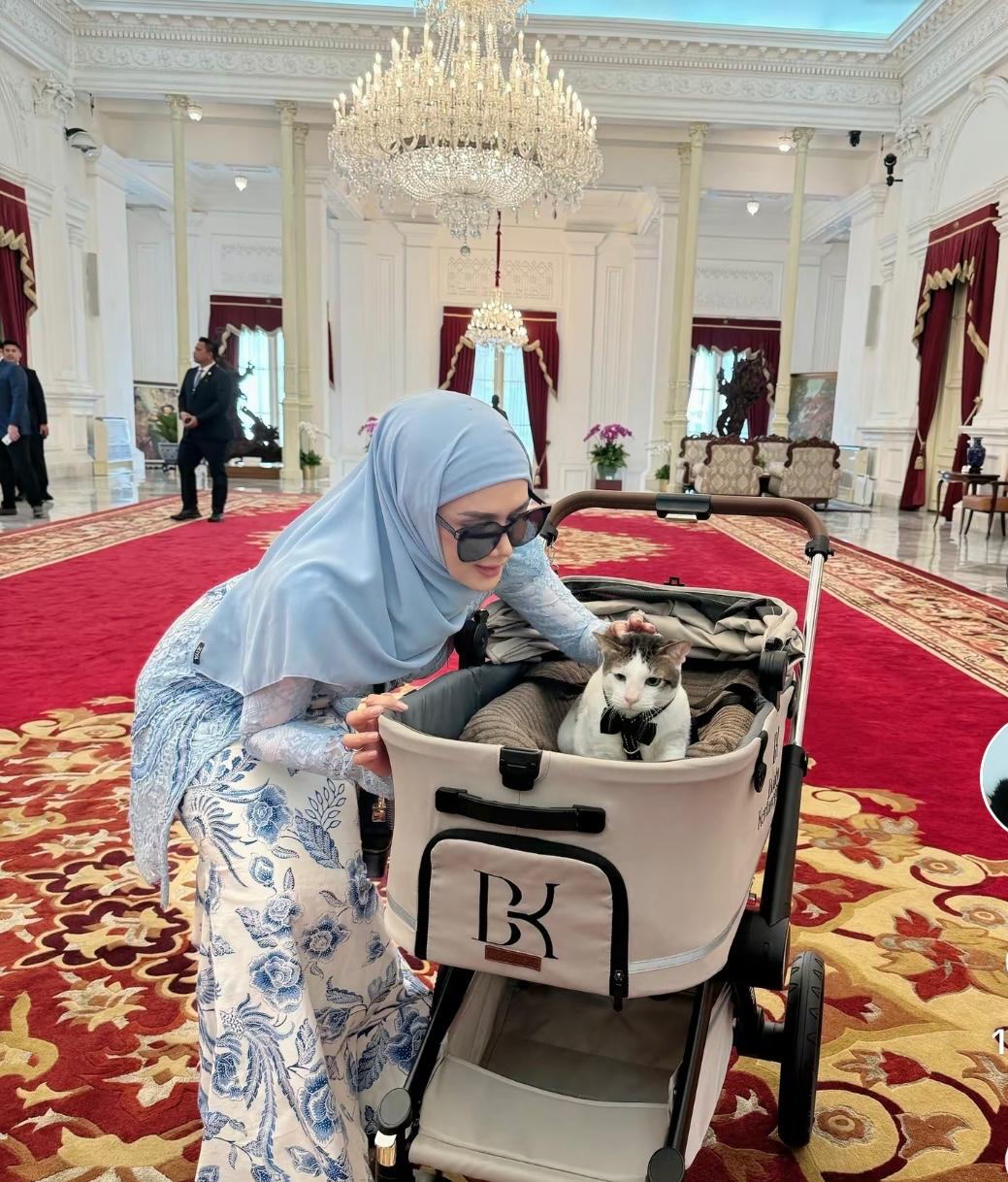 Momen saat Mulan Jameela foto bareng Bobby.