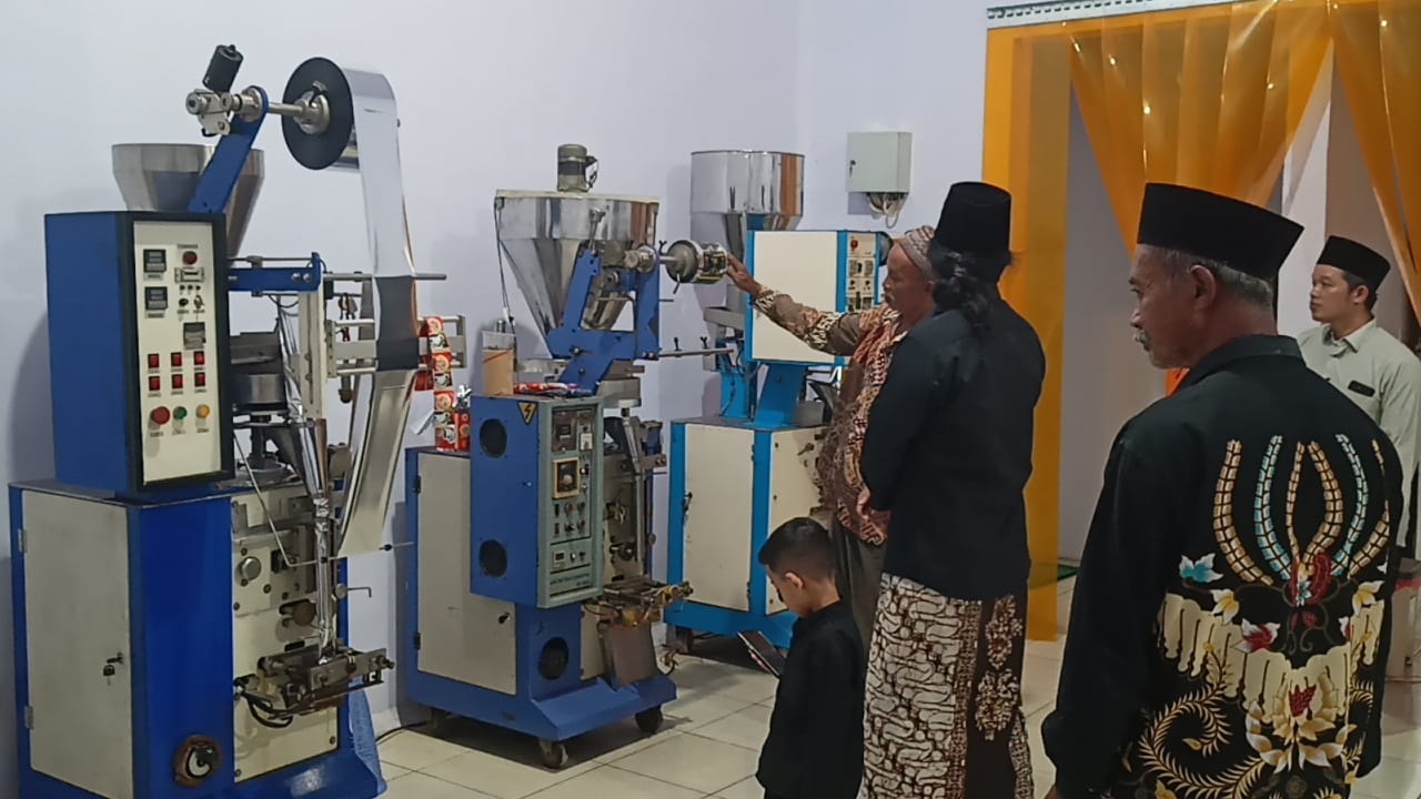 KUNJUNGAN: Instansi pemerintah dan beberapa lembaga pesantren melakukan studi banding di pabrik kopi Bikla milik Ponpes Ihya&rsquo;us Sunnah Alhasany.(YULIO FA/RADAR JEMBER)
