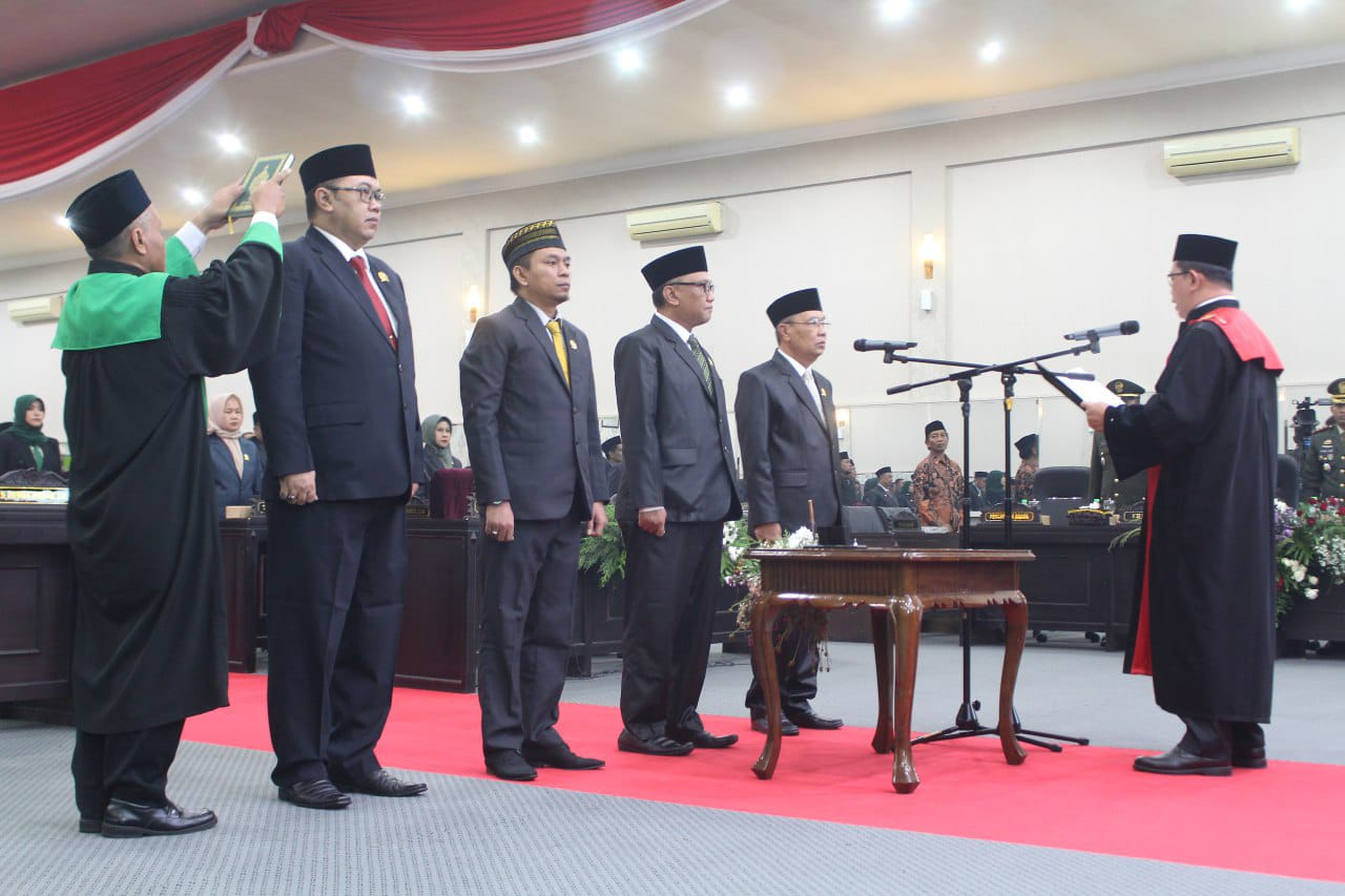 MENGHAYATI: Pelaksanaan Pelantikan dan pengambilan sumpah pimpinan DPRD  Bondowoso, Selasa (22/10).