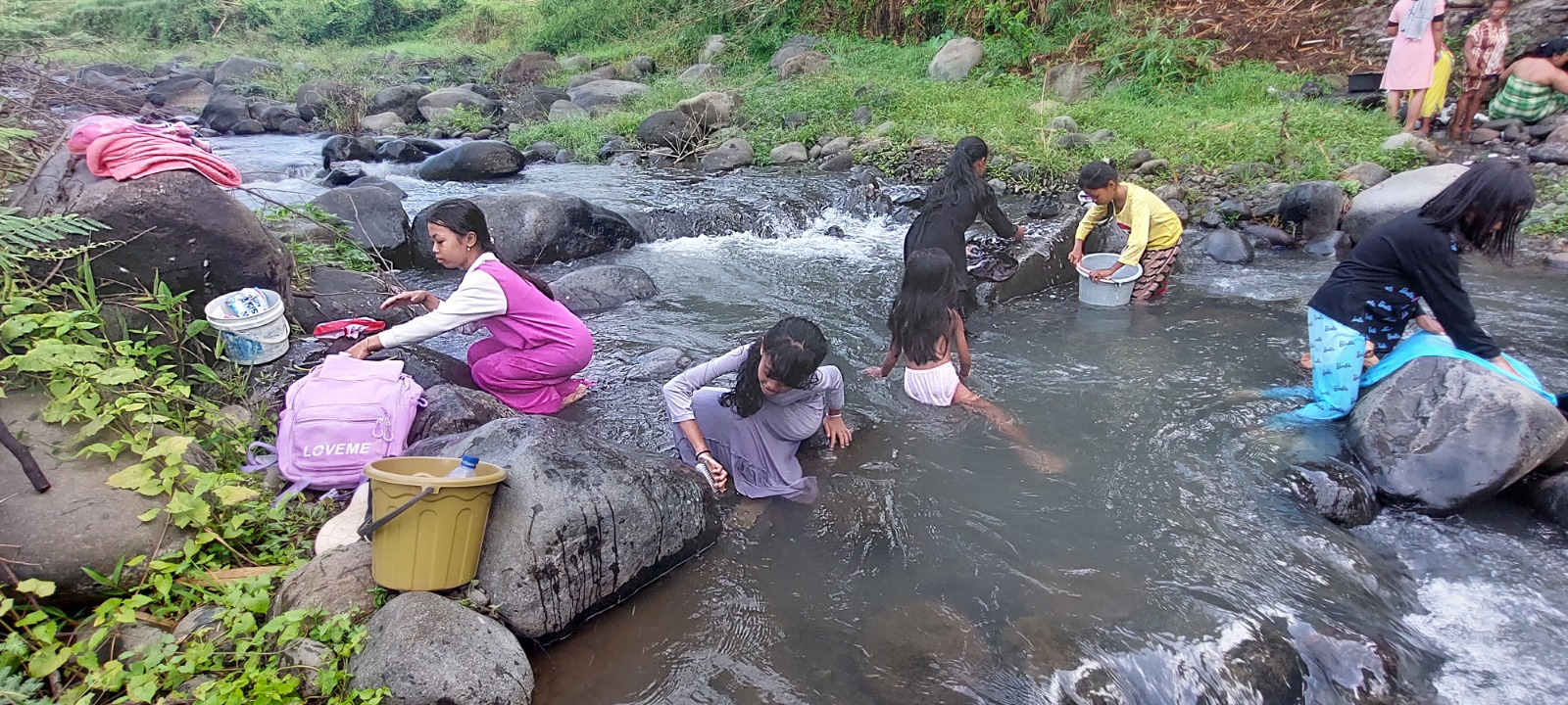 HARUS KE SUNGAI: Warga Dusun Krajan, Desa Banjarsari, Kecamatan Bangsalsari, terpaksa mandi dan mencuci pakaian di sungai yang jaraknya sangat jauh.(JUMAI/RADAR JEMBER)