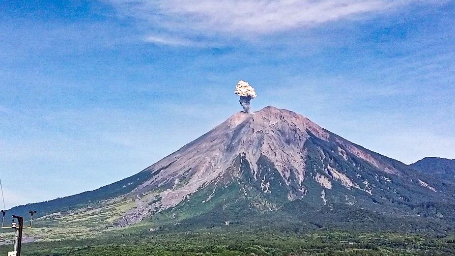 VISUAL: Kondisi Gunung Semeru sedang melakukan aktivitas vulkanis berupa erupsi.