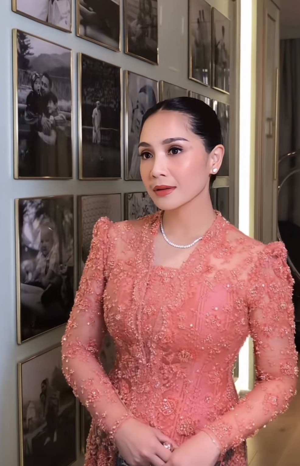 Pesona Nagita Slavina dalam balutan kebaya oren