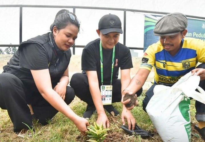 AKSI NYATA: PT Pegadaian bekerjasama dengan PT LIB serta fans Persikota Tangerang, ketika menanam pohon di area sekitar stadion. (DOK PT PEGADAIAN)