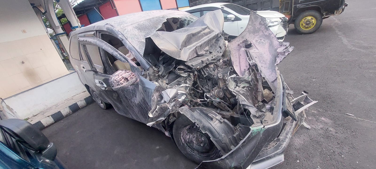 HANCUR: Kondisi mobil avanza yang disopiri Lukman Haiti, saudara kandung mantan kapolri ini sudah hancur. (JUMAI/RJ)