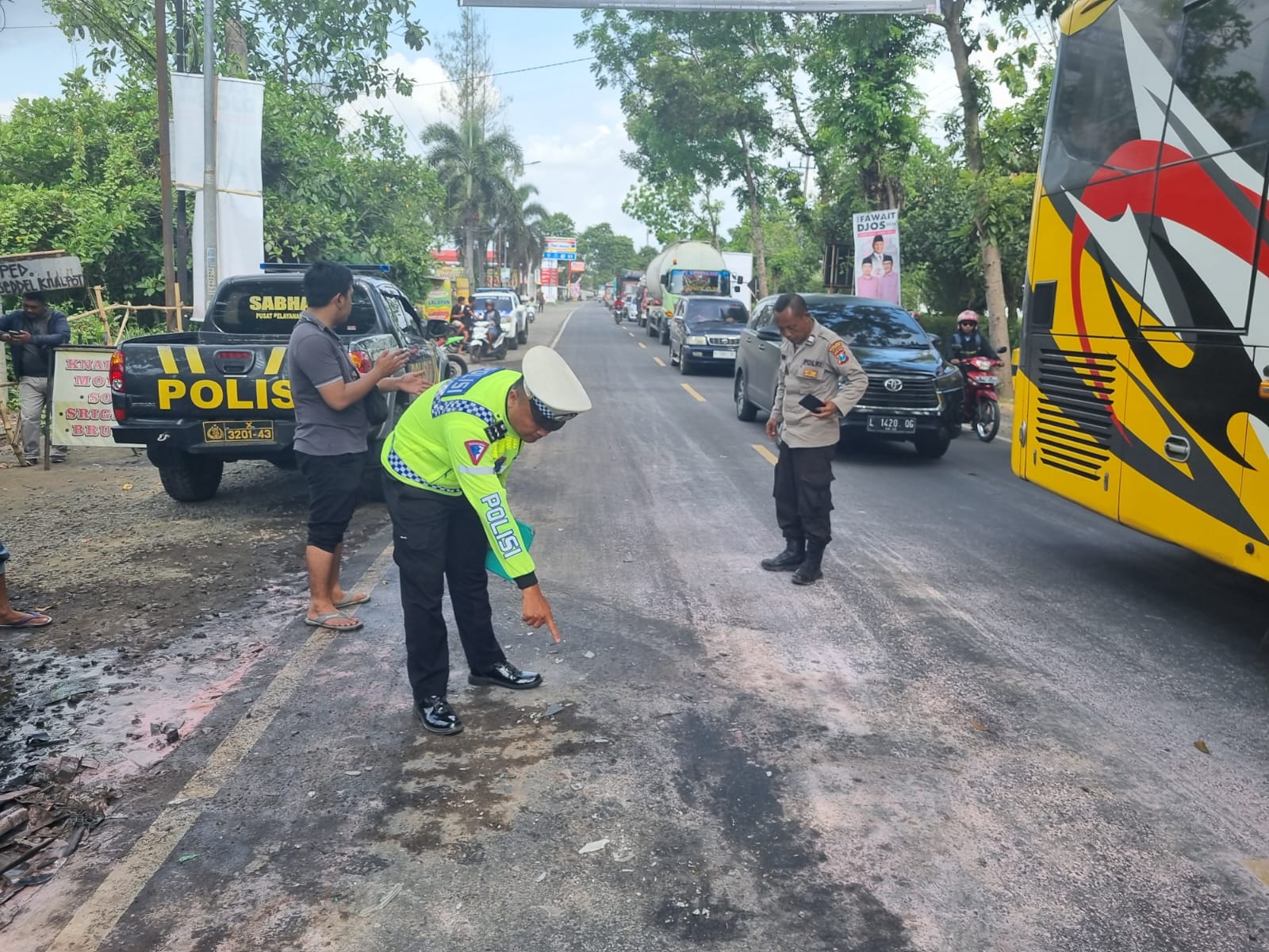 OLAH TKP: Pihak kepolisian ketika menunjukkan TKP terjadinya kecelakaan mobil avanza yang merenggut Lukman Haiti. (JUMAI/RJ)