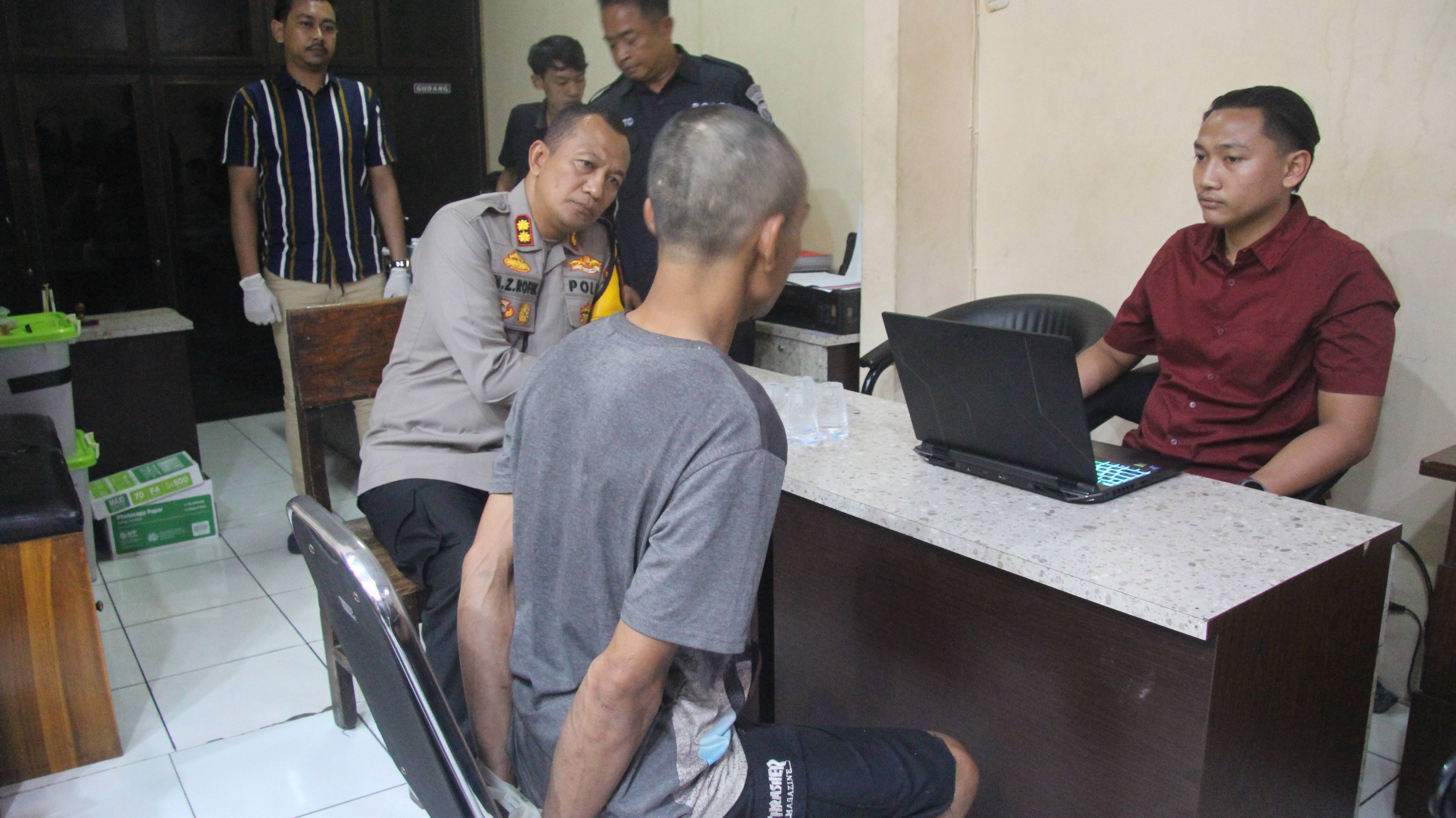 DIAMANKAN: Rudi ketika telag diamankan di Mapolres Lumajang, Rabu, kemarin. (MUHAMMAD HASBI/RAME)