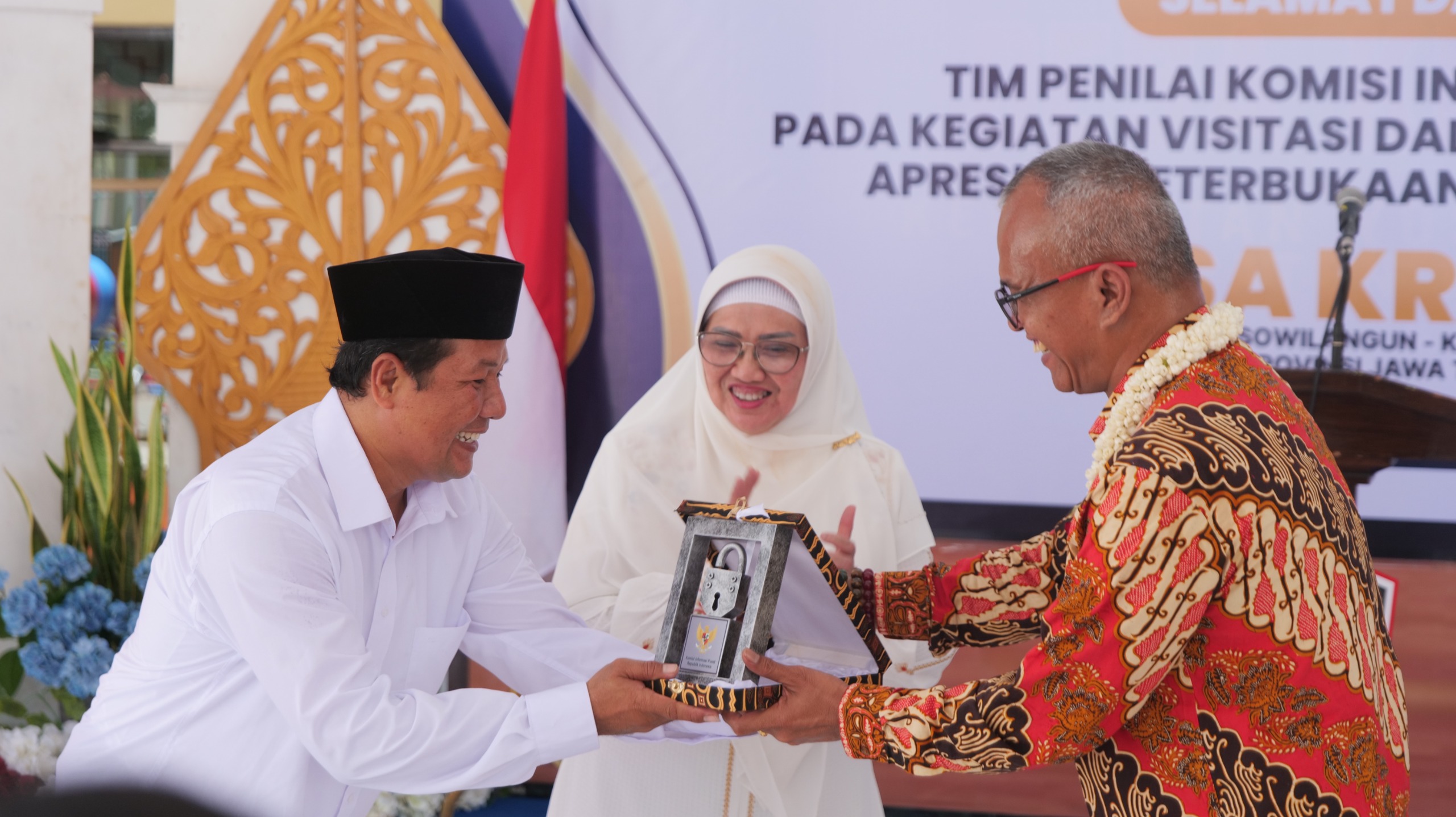 TERIMA: Pj Bupati Lumajang Indah Wahyuni saat menerima kunjungan dari tim penilai komisi informasi pusat. (KOMINFO FOR RAME)