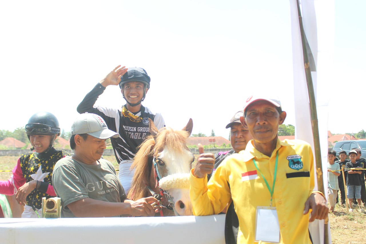 SELEBRASI: Atlet kuda yang sadar akan tangkapan kamera, sebelum bersiap berlaga di satu-satunya event rutin tahunan di Bondowoso.