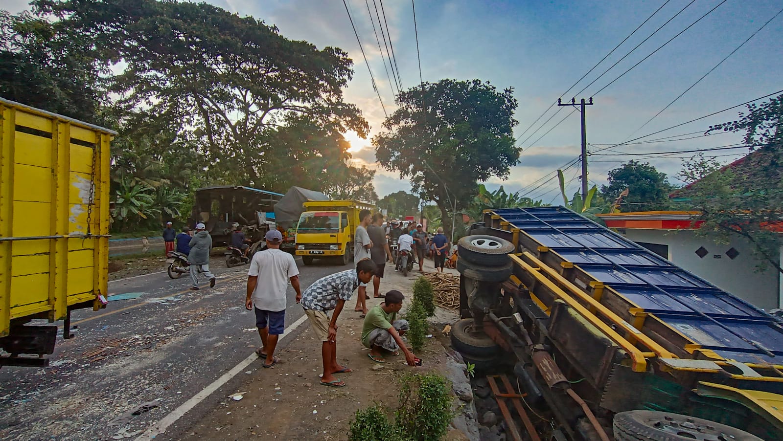 BERUNTUN: Penampakan kondisi kendaraan yang terlibat kecelakaan beruntun di jalan raya Jatiroto, Lumajang, Kamis sore. (HASBI/RJ)