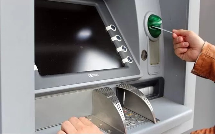 Foto: Ilustrasi transaksi menggunakan mesin ATM (Sumber: Jawa Pos)  