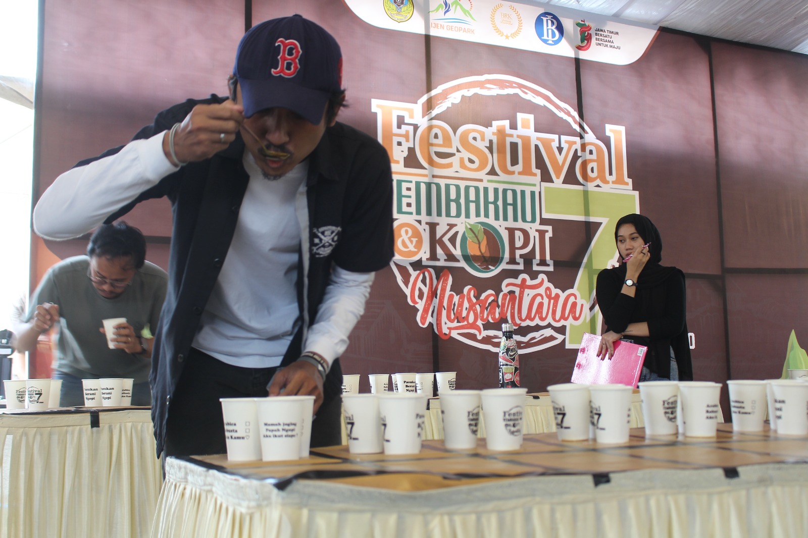 ICIP-ICIP KOPI: Peserta lomba cup tester saat mencicipi beberapa jenis kopi untuk memilih kopi yang ditentukan. (DOK RJ)