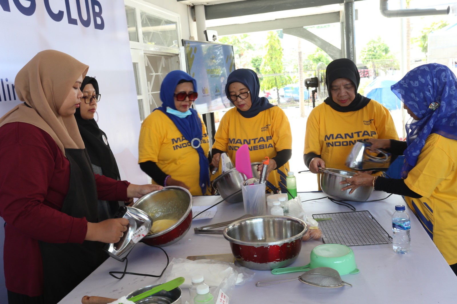 BERSEMANGAT: Para pensiunan yang tergabung dalam Komunitas Mantap mempraktikkan cara pembuatan kue di Cafe Rollas.