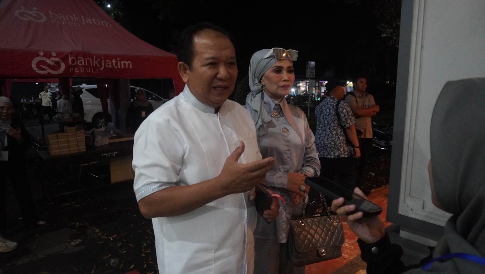 ANTUSIAS: Calon Bupati Jember nomor urut Hendy Siswanto tengah hadir dan menonton pementasan pertunjukan Ludruk yang digelar Dewan Kesenian Kampus FIB Universitas Jember di Gedung Sutarjo, Kamis (24/1