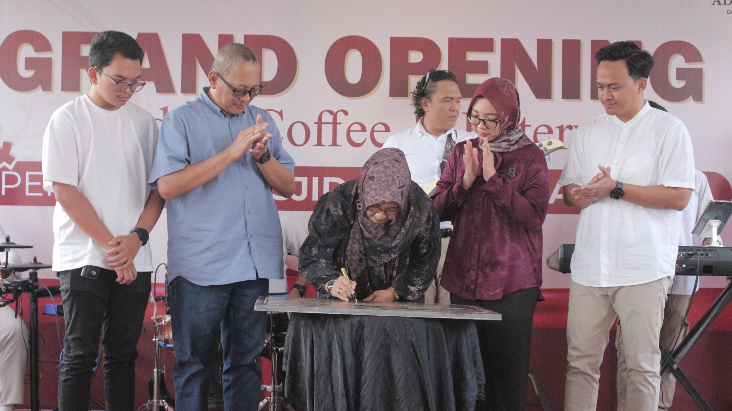 DIRESMIKAN: Proses peresmian Adara Coffee & Eatery dan Masjid Haji Soedarsono di Perumahan Adara Park 2, Desa Dorogowok, Kecamatan Kunir.