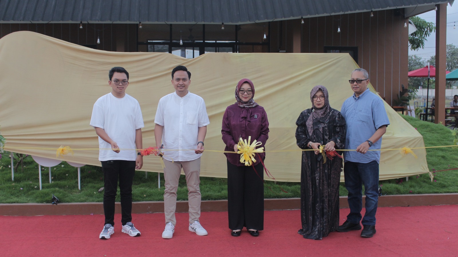 DIPOTONG: Momen pemotongan pita untuk peresmian Adara Coffe & Eatery.