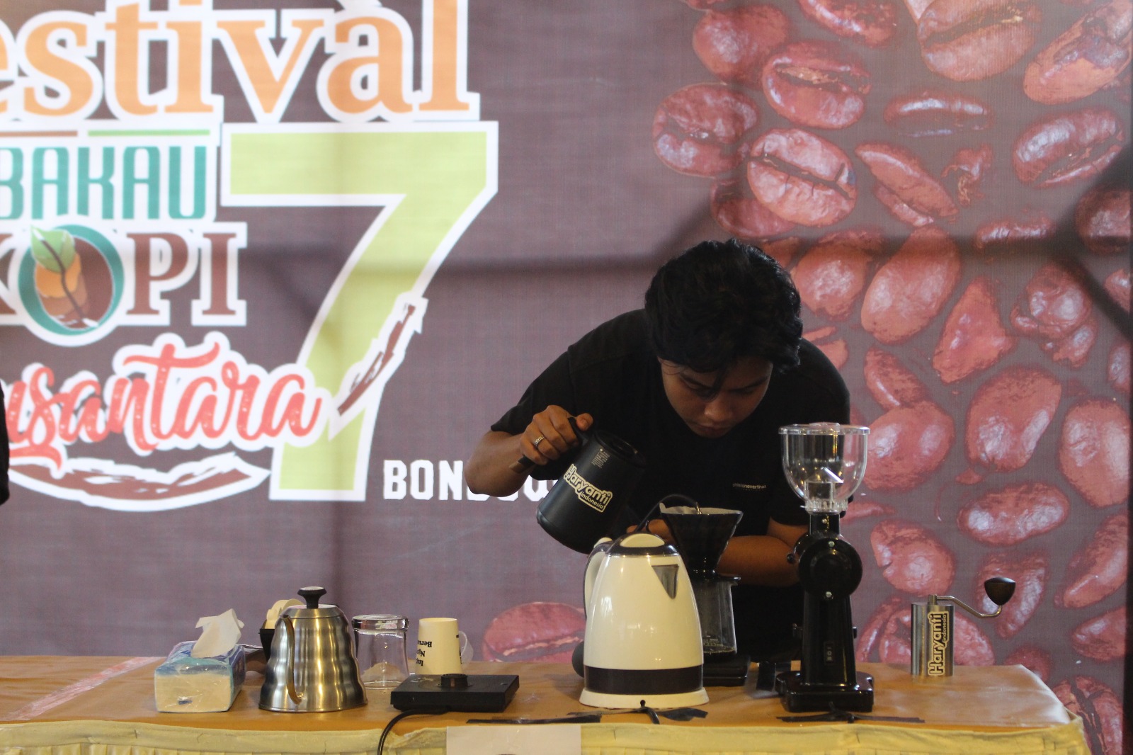 SAJIKAN KOPI TERBAIK: Peserta Lomba Manual Brew yang dengan teliti meracik kopi untuk bersaing menjadi yang terbaik.