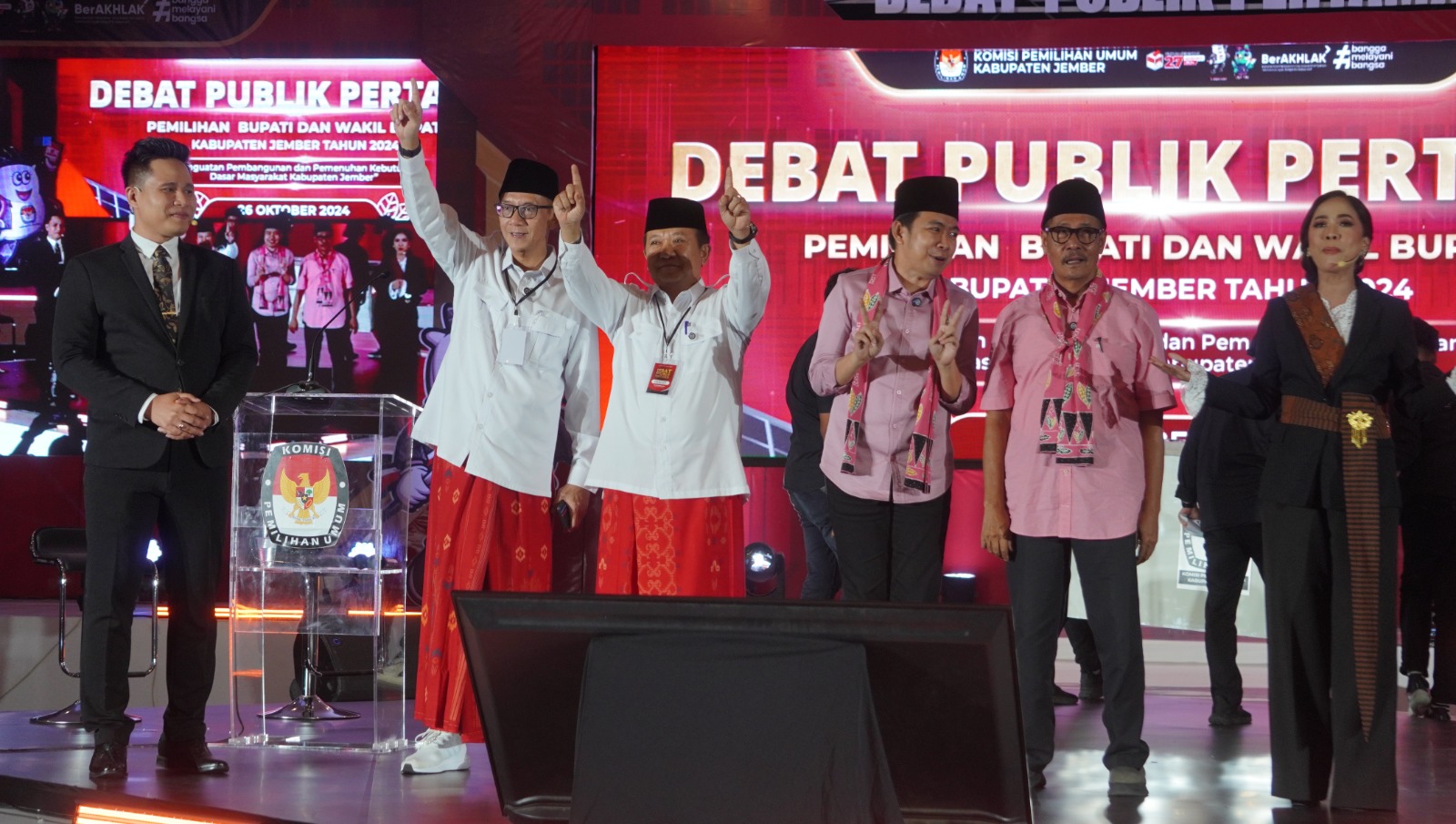 ADU GAGASAN: Cabup/cawabup nomor 1 Hendy Siswanto dan Muh. Balya Firjaun Barlaman seusai debat perdana dengan cabup-cawabup nomor 2 Muhammad Fawait dan Djoko Susanto, di New Sari Utama Convention Hall