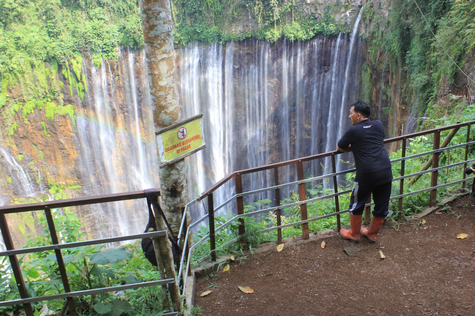 BERKUNJUNG: Salah satu wisatawan saat mengunjungi objek wisata Tumpak Sewu, beberapa waktu lalu. (ATIEQSON MAR IQBAL/RAME)