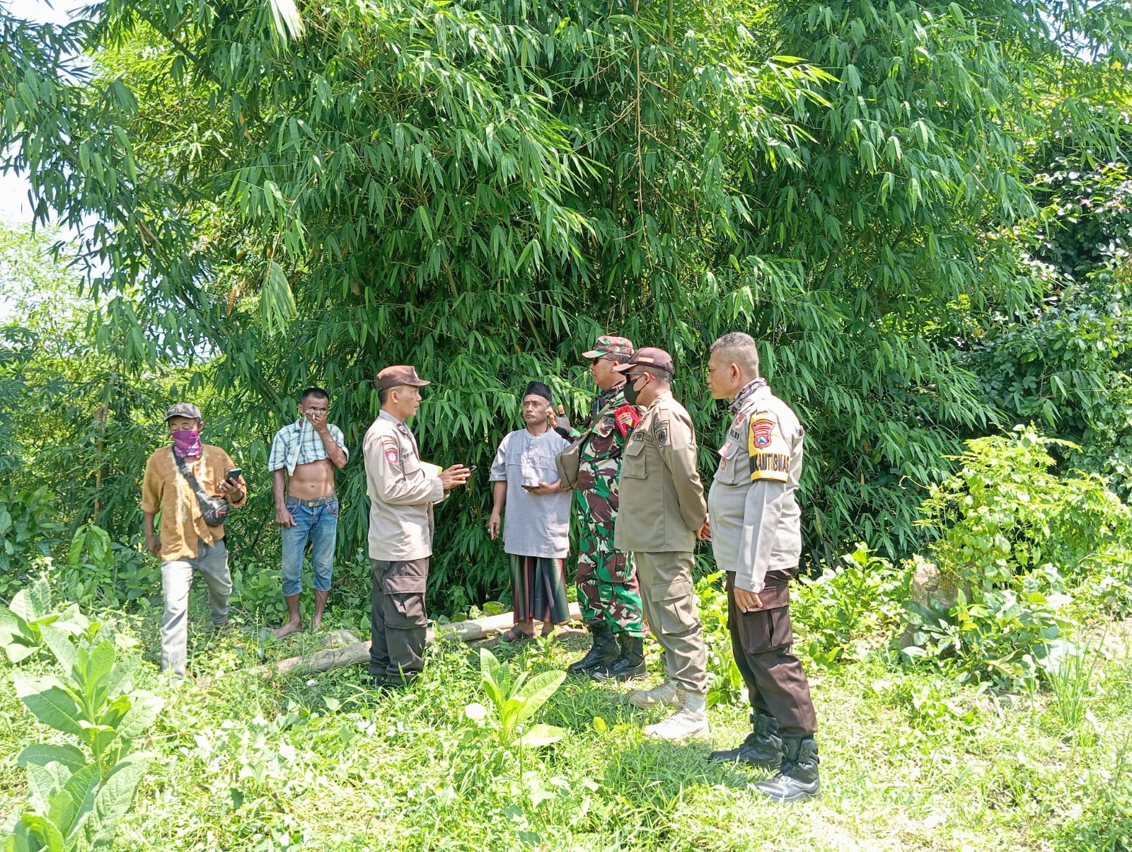 DATANGI : Anggota Polsek Pakusari bersama Babinsa Kertosari dan serta keluarga korban saat mendatangi lokasi ditemukannya korban yang sudah membusuk