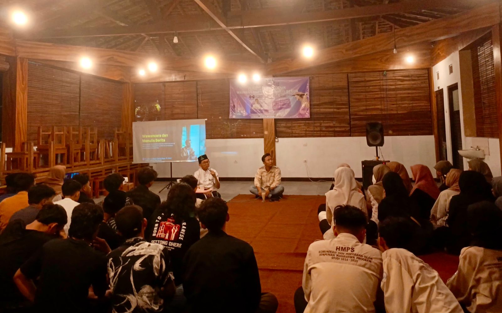 Para mahasiswa Prodi KPI Fakultas Dakwah UIN KHAS Jember serius mengikuti Kajian Jurnalistik Pendalaman Wawancara dan Menulis Berita dari Direktur Jawa Pos Radar Jember Abdul Choliq Baya.&nbsp;