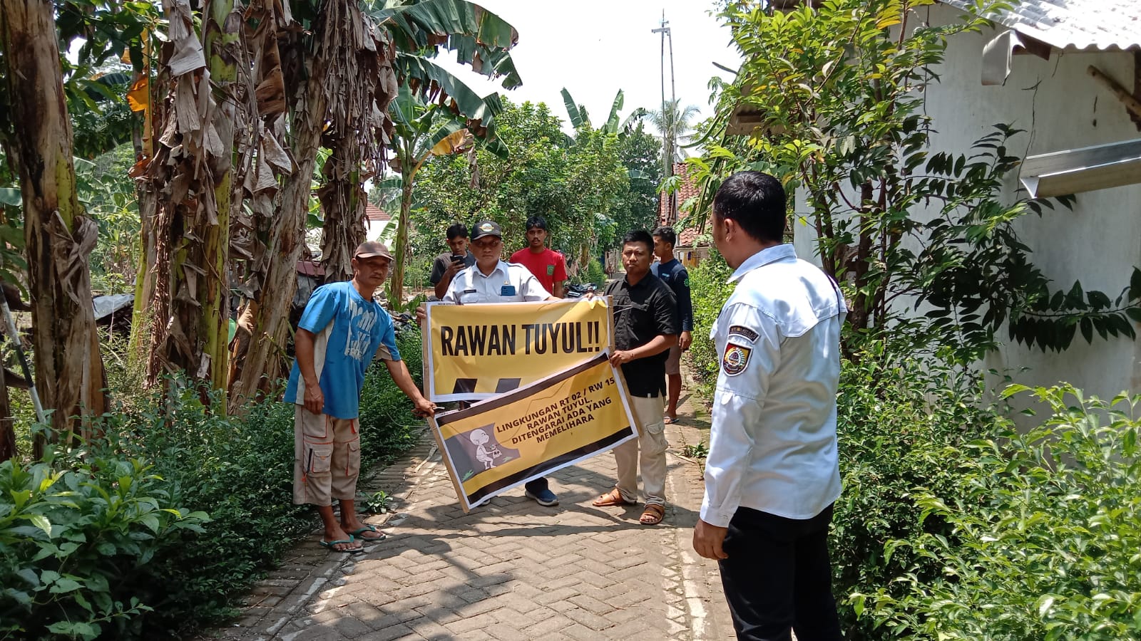 DINILAI MERESAHKAN: Warga Dusun Ampo bersama Perangkat Desa Dukuhmencek dan jajaran Polsek Sukorambi menurunkan spanduk &ldquo;Rawan Tuyul&rdquo; agar tidak meresahkan, kemarin (30/10).