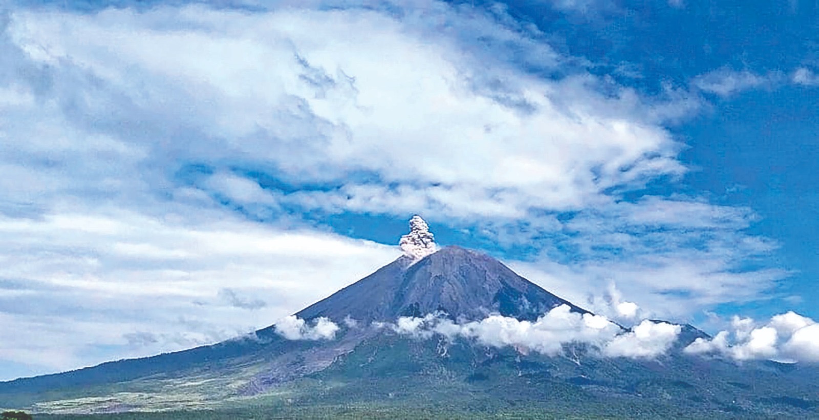 TERAMATI: Visual Gunung Semeru Lumajang ketika mengeluarkan aktivitas vulkanis berupa erupsi, Rabu. (MUHAMMAD HASBI/RAME)