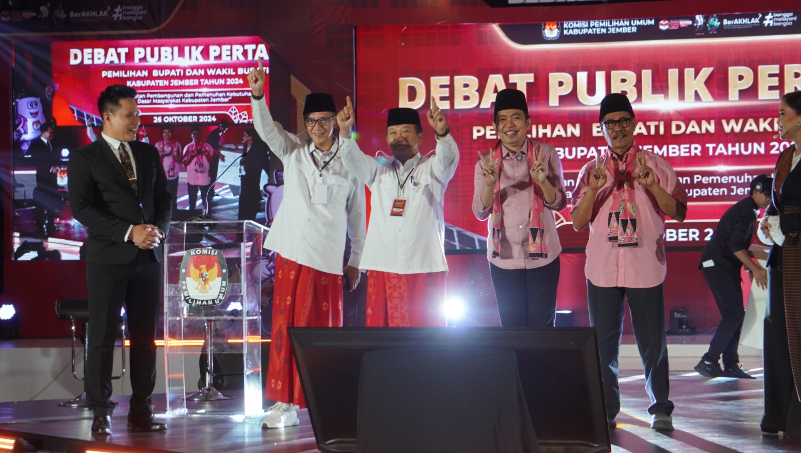 DEBAT: Pasangan Hendy-Gus Firjaun dalam acara debat dengan Gus Fawait-Djoko, yang diadakan KPU Jember.(YULIO FA/RADAR JEMBER)