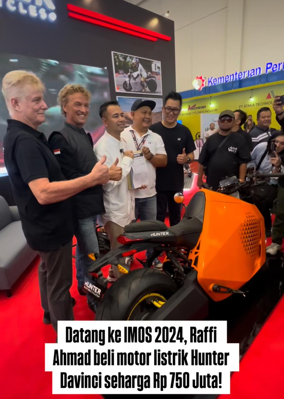 Raffi Ahmad foto bersama setelah membeli motor listrik.