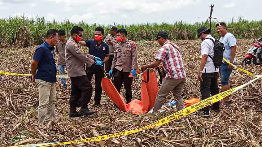 TKP: Tim Inafis Polres Lumajang melakukan olah TKP penemuan kerangka manusia, Rabu siang kemarin. (POLSEK JATIROTO)