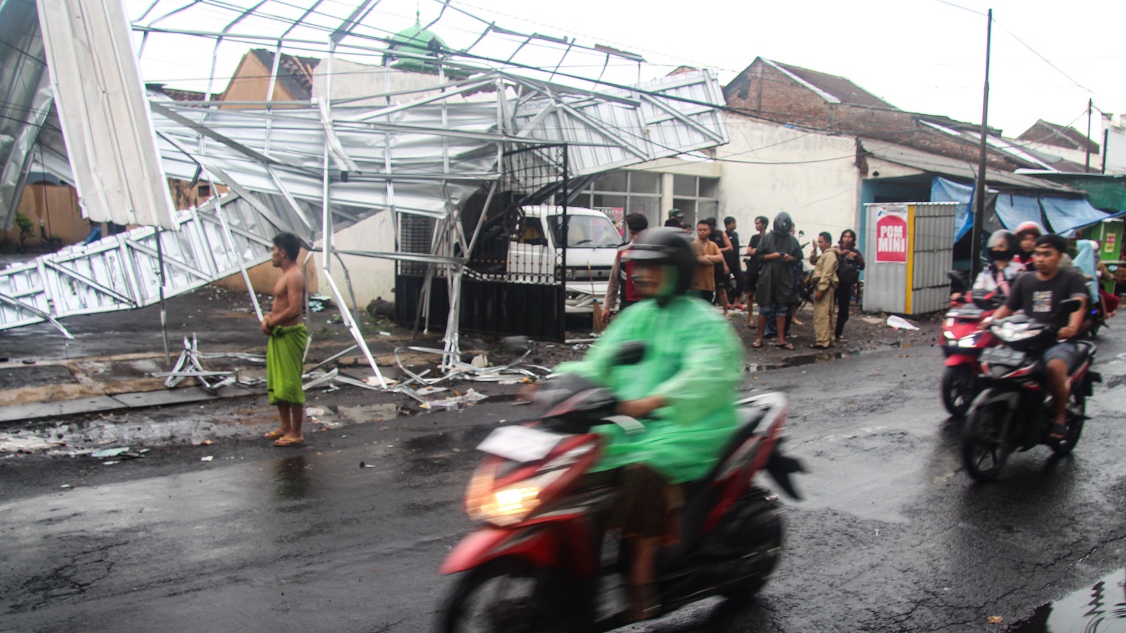 RUSAK: Penampakan bangunan rusak akibat terdampak bencana hujan disertai badai angin di Kelurahan Tompokersan. (MUHAMMAD HASBI/RAME)
