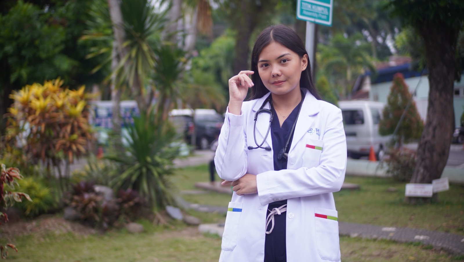 KERJA KERAS: Dokter Riawati Utama, pegawai IGD RSU Kaliwates yang gemar belajar, sekalipun sudah bekerja.(YULIO FA/RADAR JEMBER)