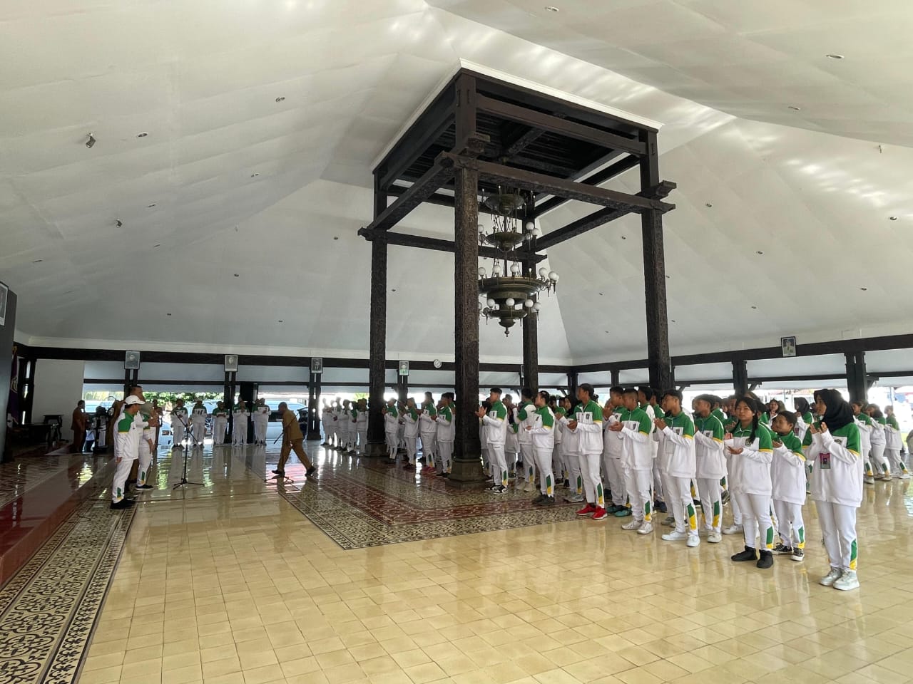 BERANGKAT: Pemkab Lumajang saat memberangkatkan atlet yang mengikuti kejuaraan pekan olahraga pelajar daerah (POPDA) 2024, kemarin. (ATIEQSON MAR IQBAL/RAME)